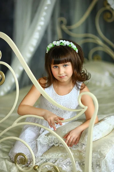 白バラからの花輪を持つ少女 — ストック写真
