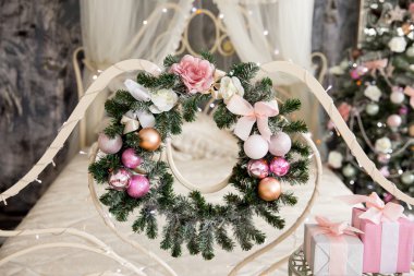 Yılbaşı çelengi bir yatakta