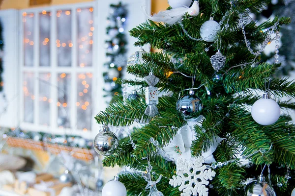 Abeto de Natal em flores brancas — Fotografia de Stock