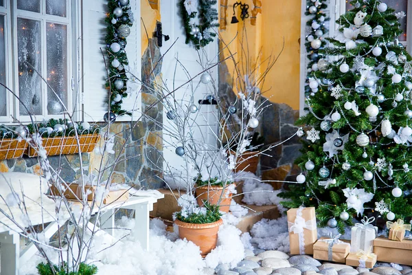 Abeto de Natal em flores brancas — Fotografia de Stock