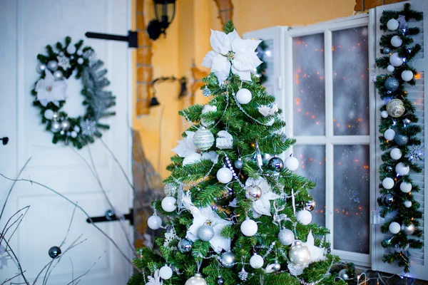 Spar-kerstboom in witte bloemen — Stockfoto