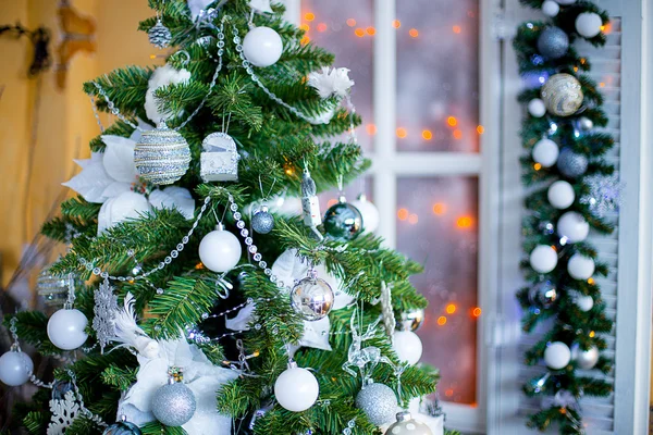 クリスマスのモミの木に白い花 — ストック写真