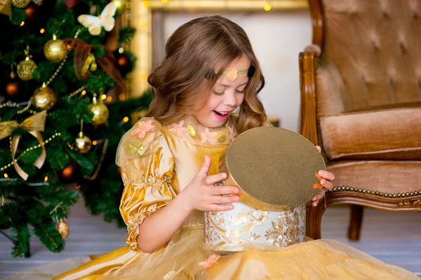 Дівчина в золотій сукні на Різдво — стокове фото