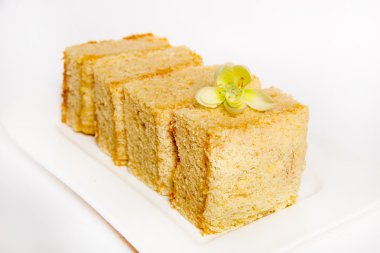 Beyaz tabakta bisküvi pasta