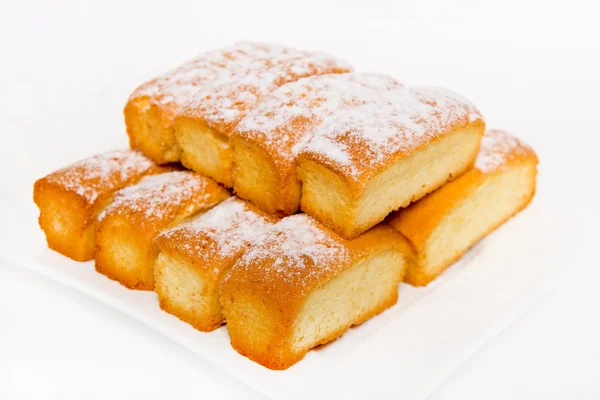 Mini pasteles en plato blanco — Foto de Stock