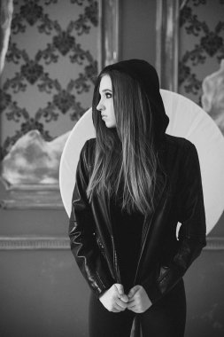siyah deri ceketli bir siyah-beyaz fotoğraf kız