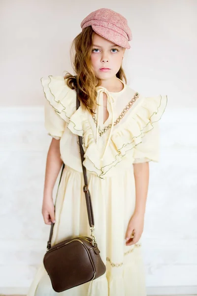 Bej renkli elbiseli küçük kız — Stok fotoğraf