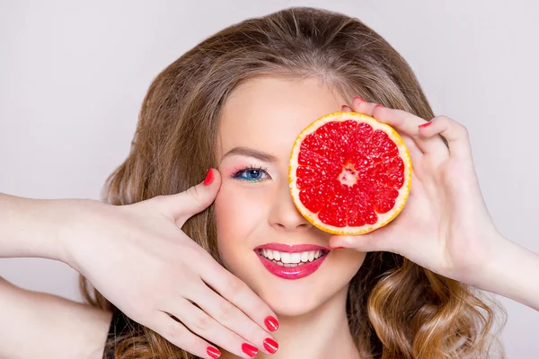 La muchacha con el peinado lujoso del rodaje de belleza —  Fotos de Stock