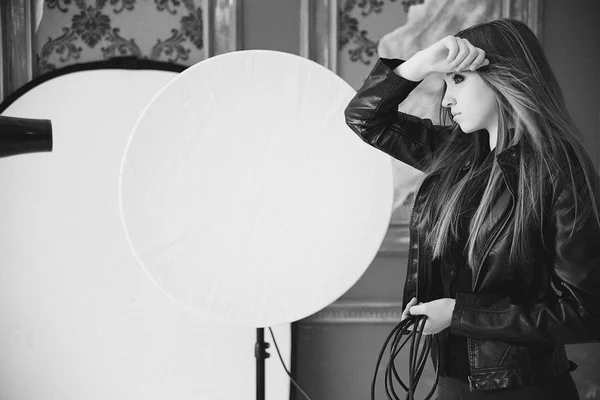 Das Mädchen in schwarzer Lederjacke ein Schwarz-Weiß-Foto — Stockfoto
