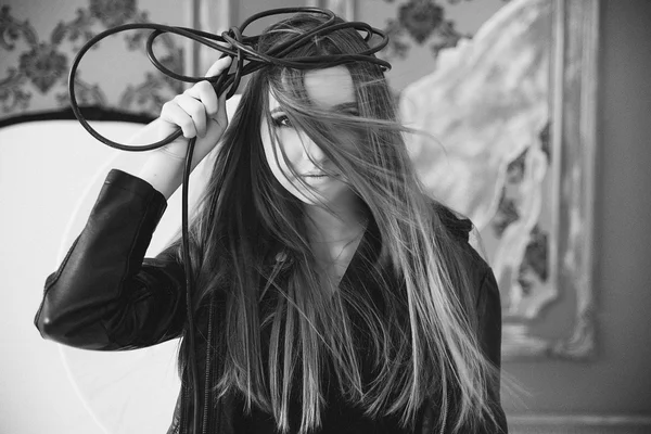 La muchacha en la cazadora negra de cuero la foto en blanco y negro — Foto de Stock