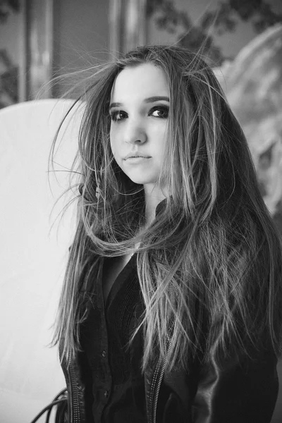La muchacha en la cazadora negra de cuero la foto en blanco y negro — Foto de Stock