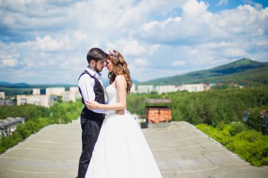 Çatıda gelinle damat