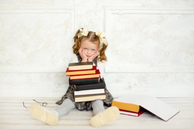 küçük bir kızla kitaplar