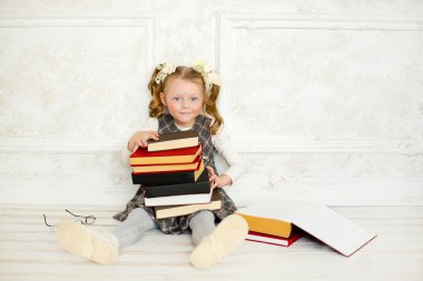 küçük bir kızla kitaplar