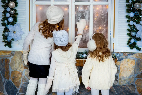 Три дівчини біля Різдва — стокове фото