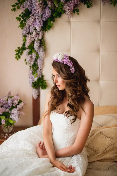 The bride on a bed with a lilac — Stock Photo, Image