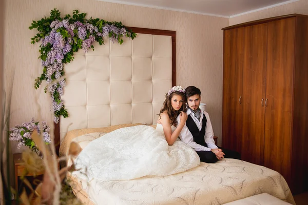 新郎和新娘在床上 — 图库照片