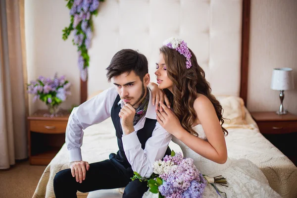 Le marié et la mariée sur un lit — Photo