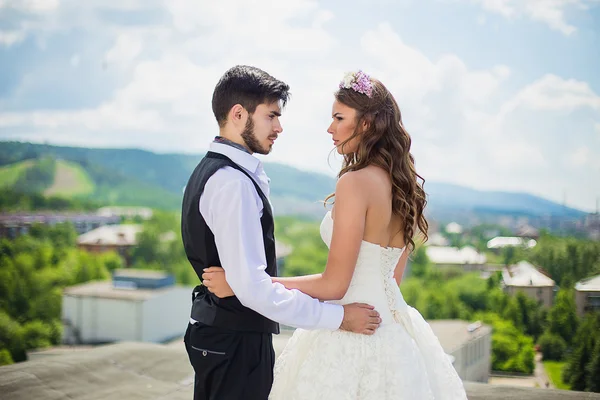 Brudgummen med bruden på taket — Stockfoto
