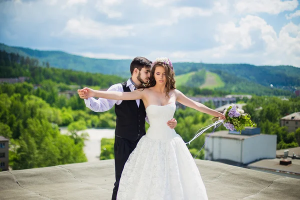Жених с невестой на крыше — стоковое фото