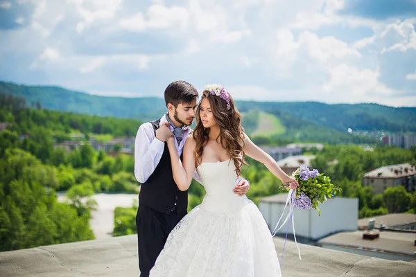 Ženich s nevěstou na střeše — Stock fotografie