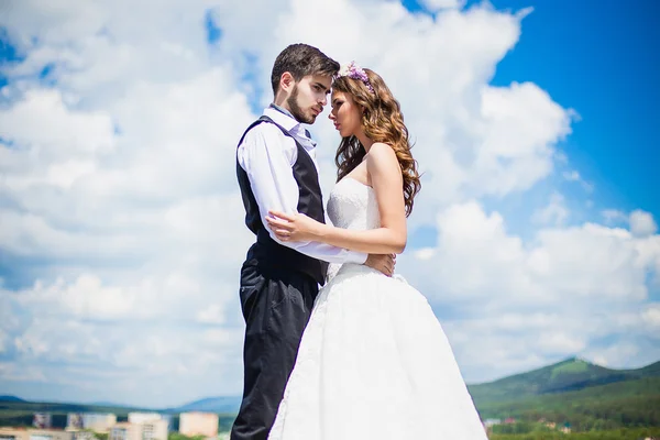 Ženich s nevěstou na střeše — Stock fotografie