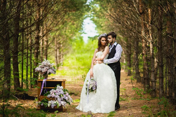 Brudgummen med bruden i trä med en lila — Stockfoto