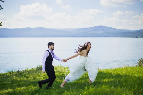 Nevěsta s ženichem, běh — Stock fotografie