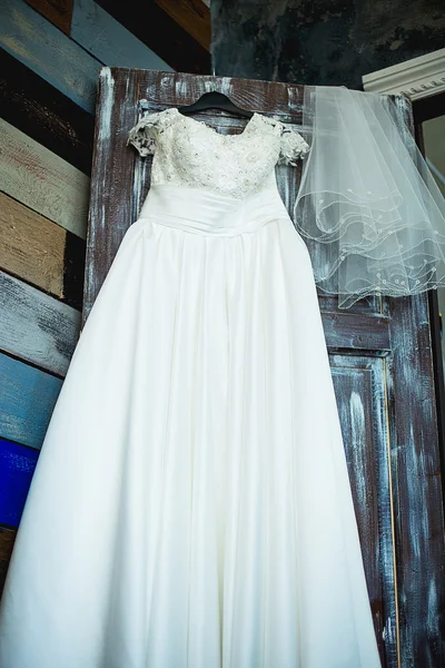 Vestido de noiva em uma porta — Fotografia de Stock