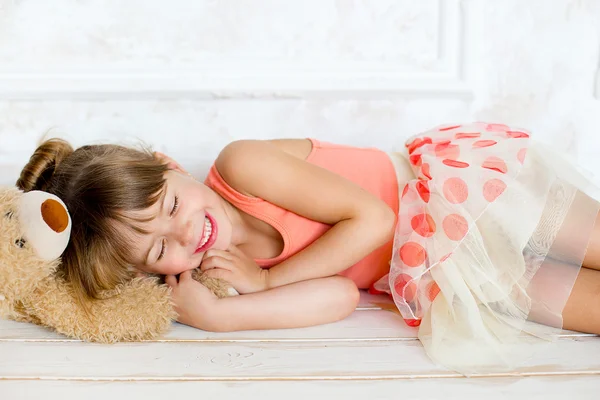 De kleine ballerina slaapt op een teddybeer — Stockfoto