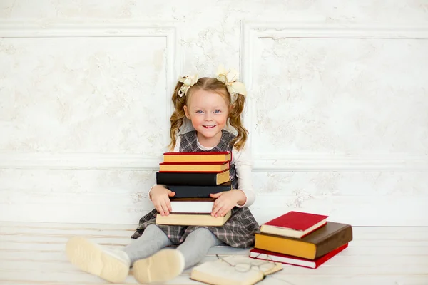 Un poco la muchacha con los libros —  Fotos de Stock