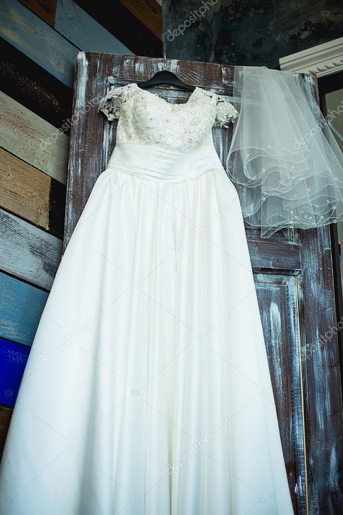 vestido de novia en una puerta — fotos de stock © lenanichizhenova