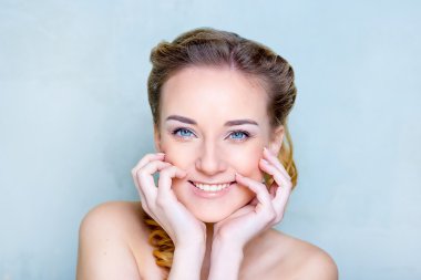 Güzellik kız mavi bir arka plan üzerinde çekim