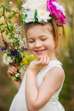 çiçek ahşap gelen şapkalı küçük kız