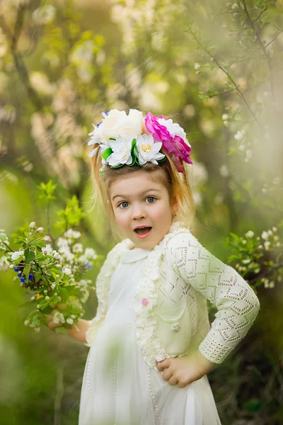 在一顶帽子从树林里花的小女孩 — 图库照片