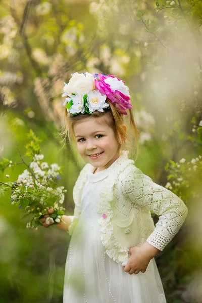 A menina em um chapéu de flores na floresta — Fotografia de Stock