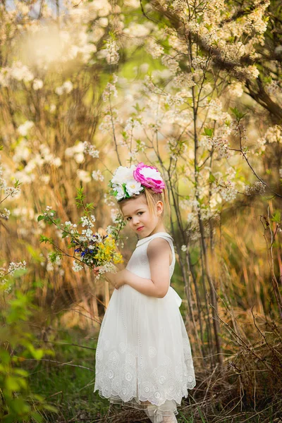 La bambina in un cappello da fiori nel bosco — Foto Stock