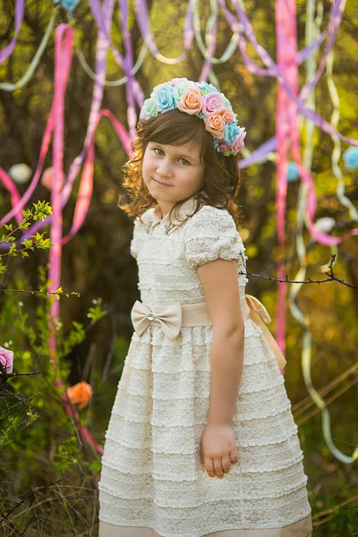 La bambina in una ghirlanda di fiori — Foto Stock