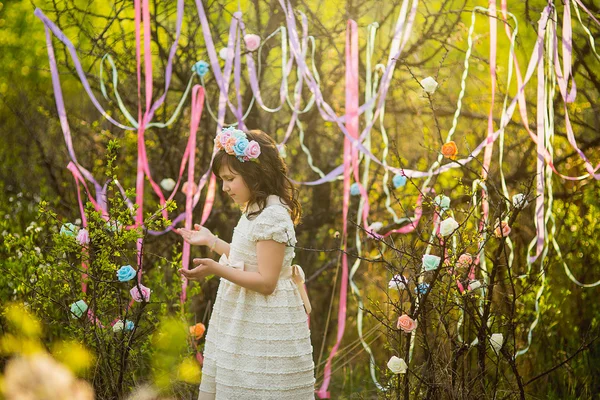 The little girl in a flower wreath — Stock Photo, Image