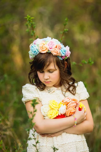 La bambina in una ghirlanda di fiori — Foto Stock