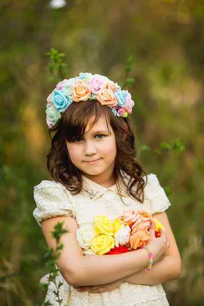 La bambina in una ghirlanda di fiori — Foto Stock