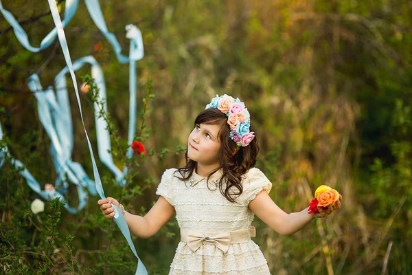 The little girl in a flower wreath — Stock Photo, Image