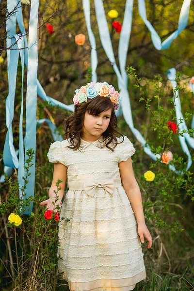La bambina in una ghirlanda di fiori — Foto Stock