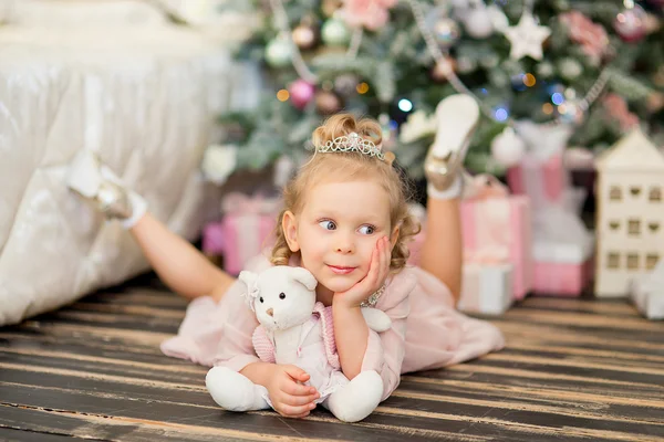 Το κοριτσάκι κοντά ένα χριστουγεννιάτικο έλατο — Φωτογραφία Αρχείου