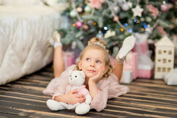 A menina perto de um abeto de Natal — Fotografia de Stock