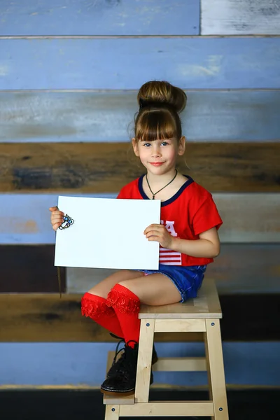 Das Mädchen im T-Shirt mit der amerikanischen Flagge — Stockfoto