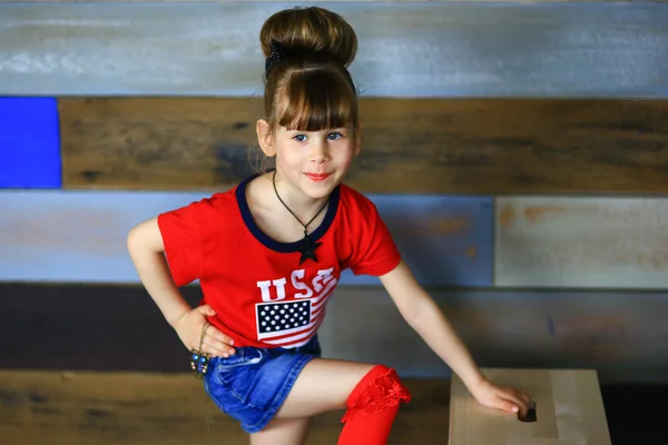 La chica en una camiseta con una bandera de América — Foto de Stock