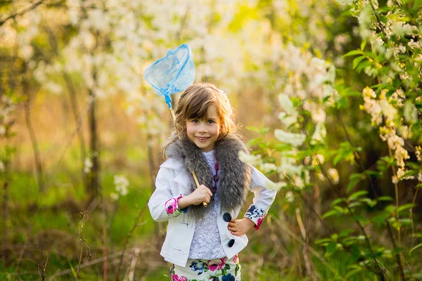 La bambina in un giardino di melo — Foto Stock