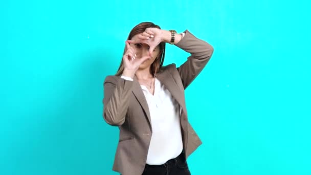 Mujer de negocios concentrado inspirado en traje en busca de un ángulo adecuado para disparar — Vídeo de stock