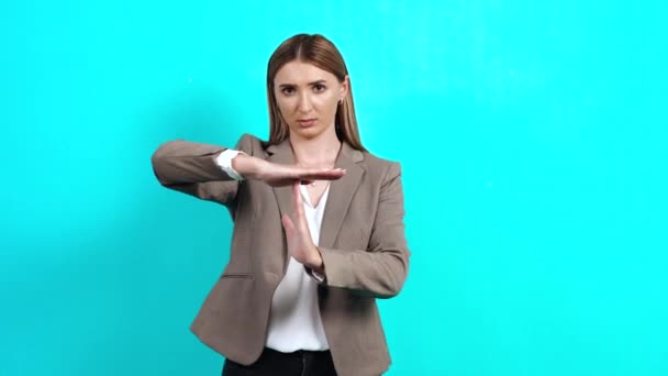 Trött ung kvinna i kostym visar time-out gest på kameran — Stockvideo